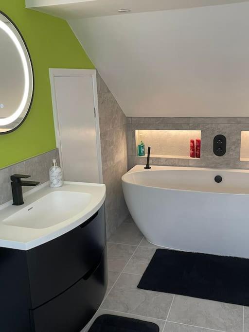 Seascape - Stylish Modern Apartment Barton on Sea Buitenkant foto
