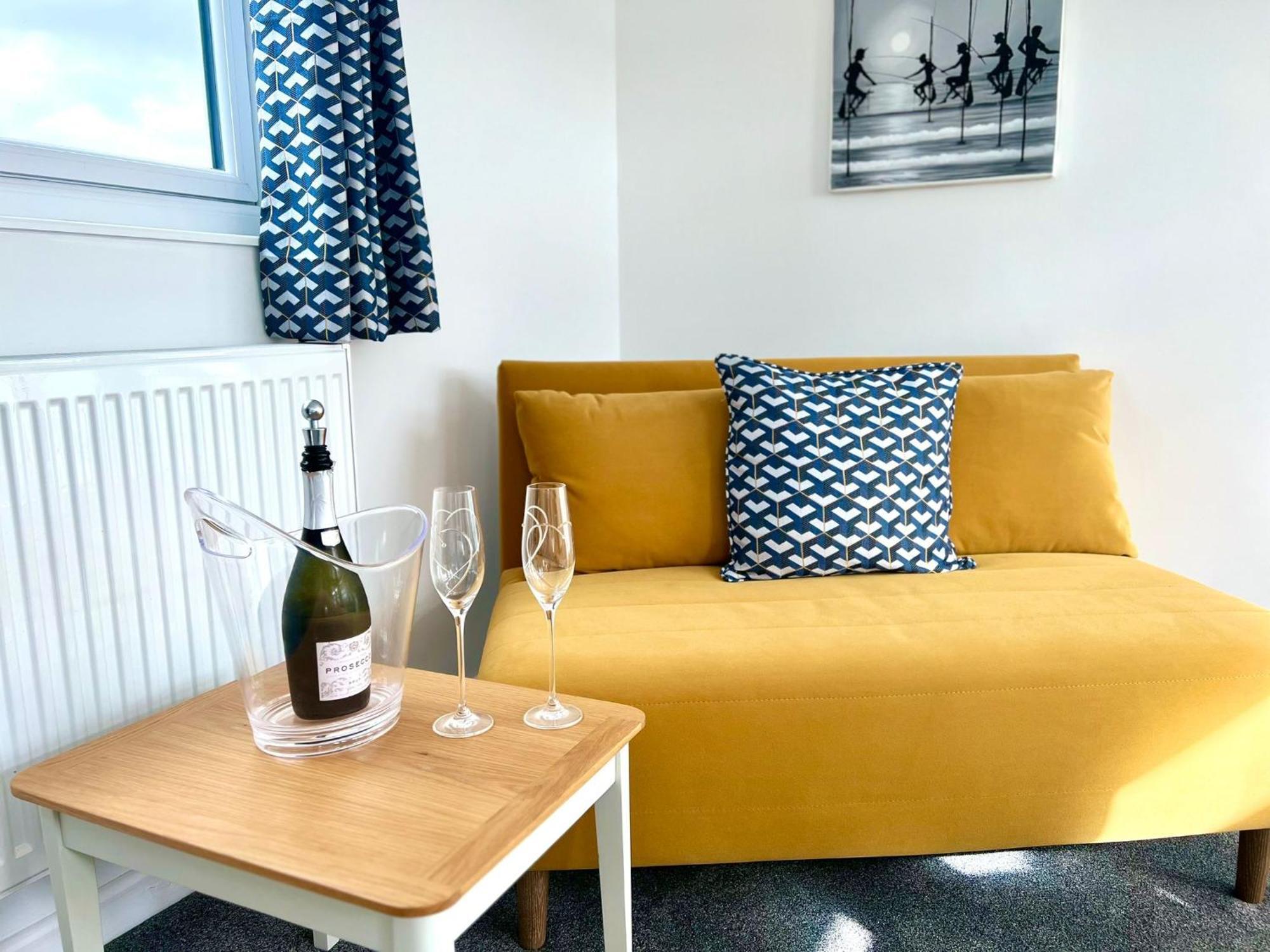 Seascape - Stylish Modern Apartment Barton on Sea Buitenkant foto